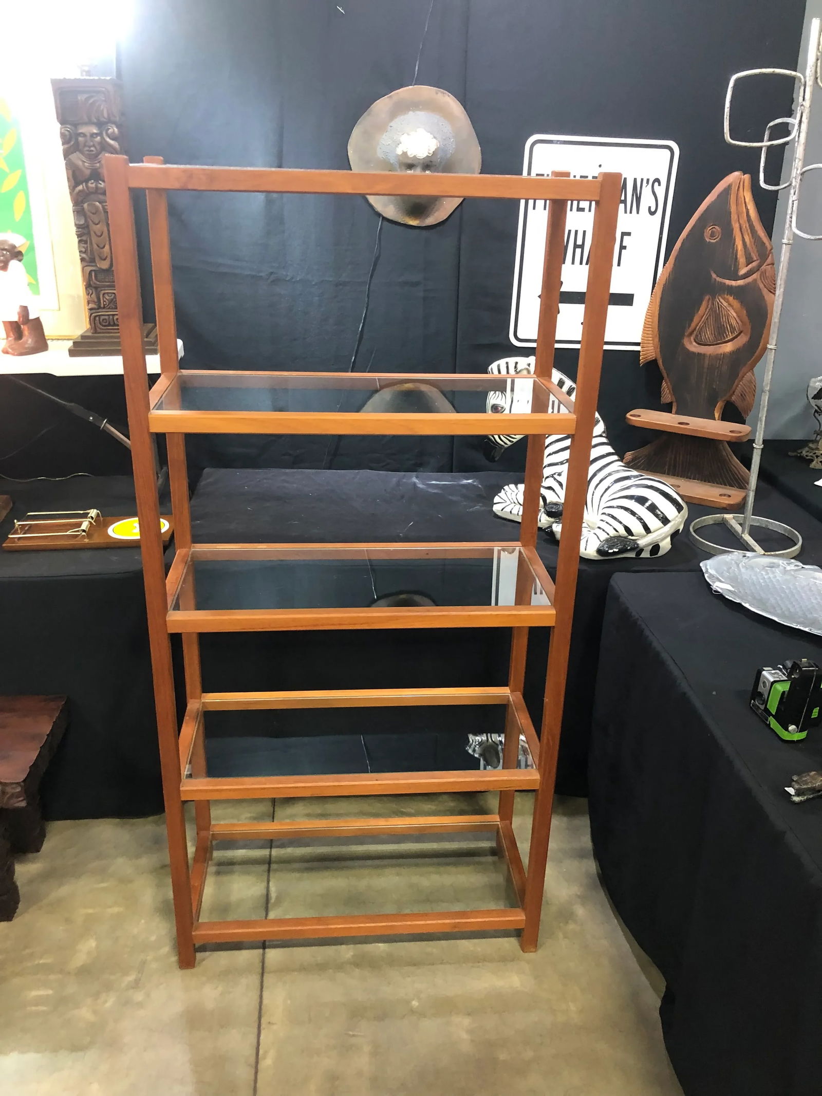 1970's Teak Wood Danish Bookcase / Etagere With Clear Glass Shelves. - 5