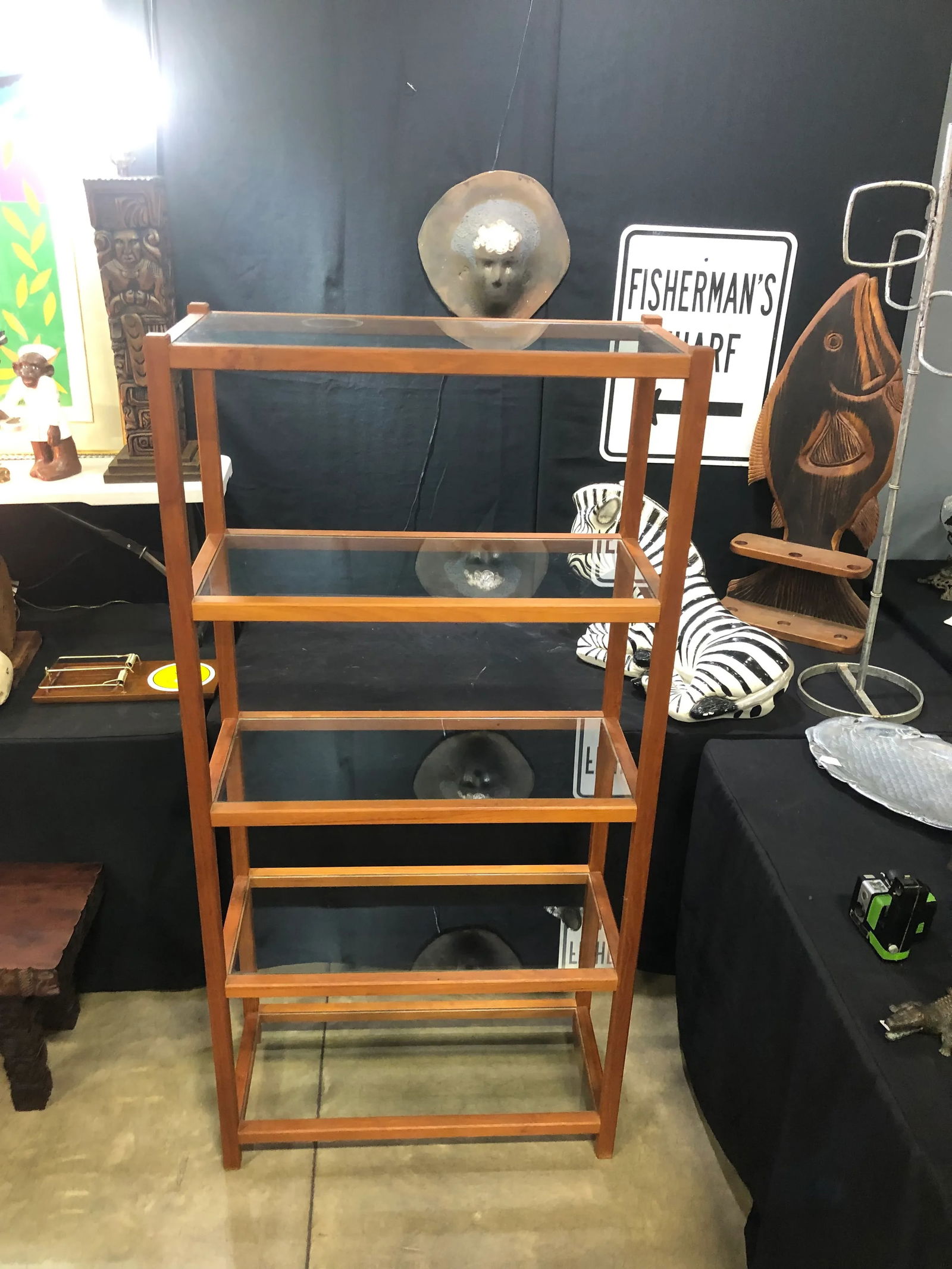 1970's Teak Wood Danish Bookcase / Etagere With Clear Glass Shelves. - 6