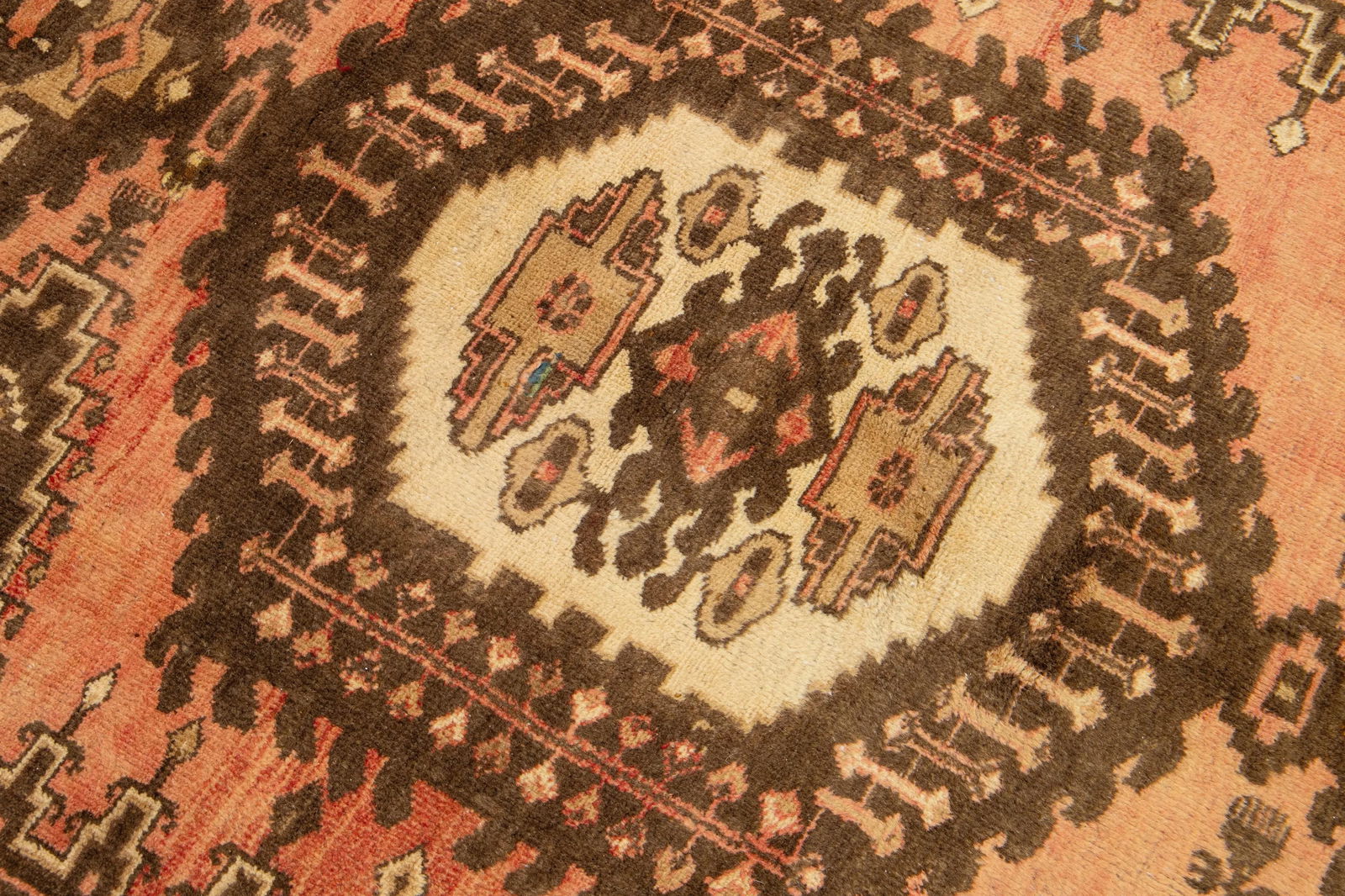 1960s Hanmadan Wool Rug With Medallion Motif in Peach Color - 7