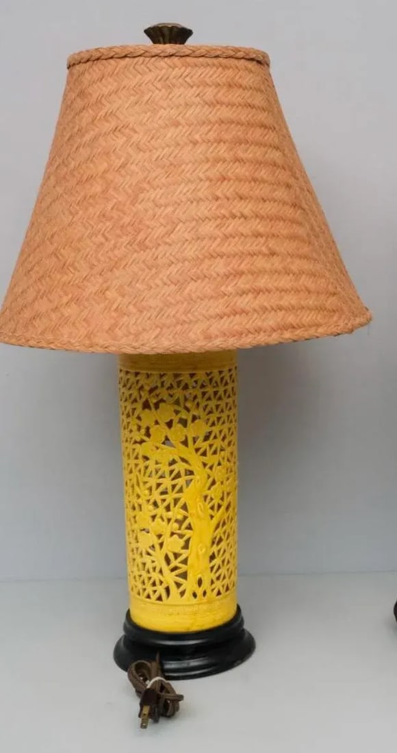 1960s Yellow Metal Open Work Ornate Chinese Chinoiserie Lamp With a Woven Shade - 2
