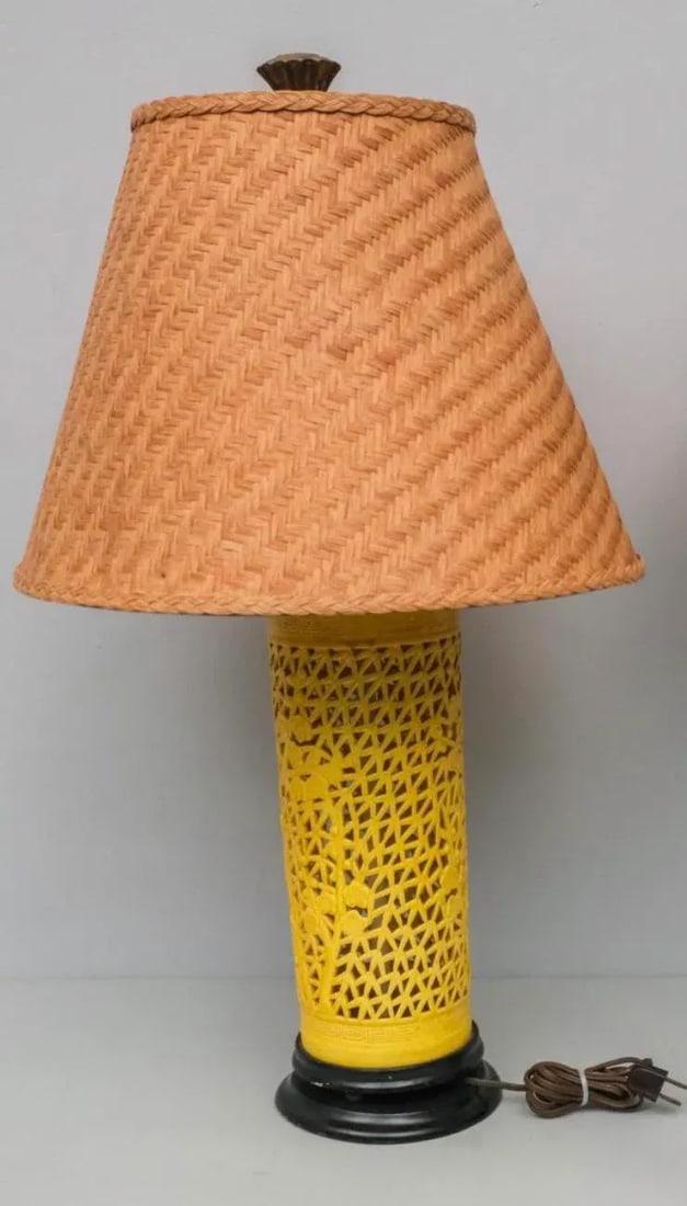 1960s Yellow Metal Open Work Ornate Chinese Chinoiserie Lamp With a Woven Shade - 3