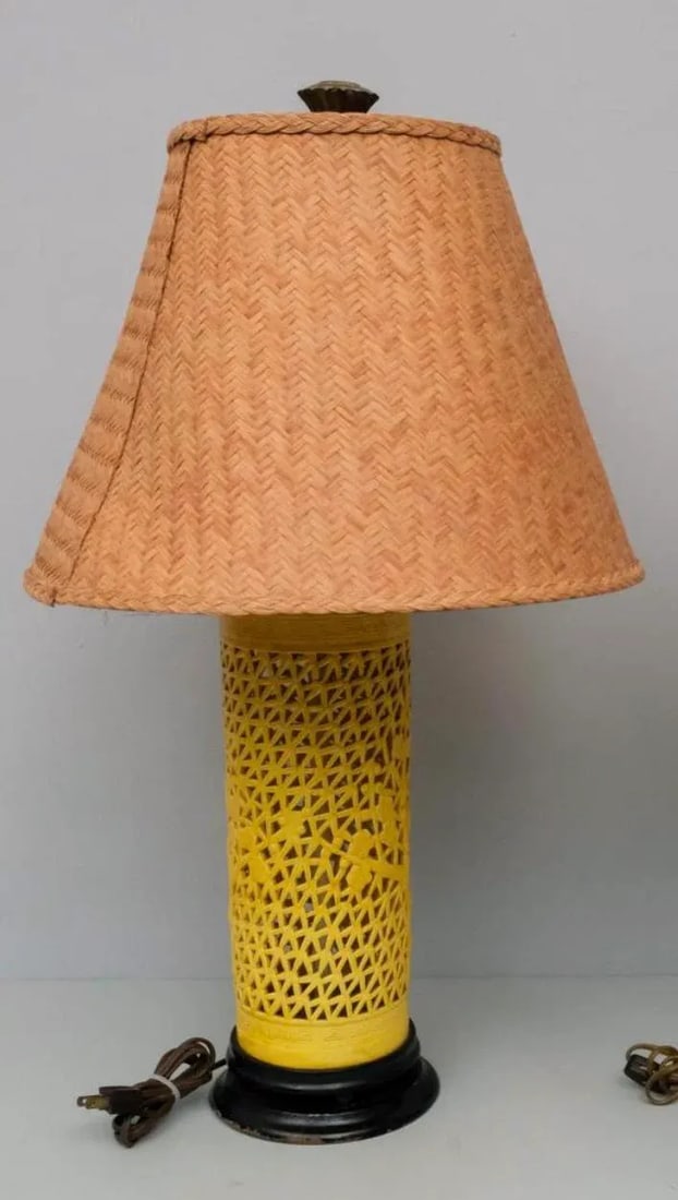 1960s Yellow Metal Open Work Ornate Chinese Chinoiserie Lamp With a Woven Shade - 4