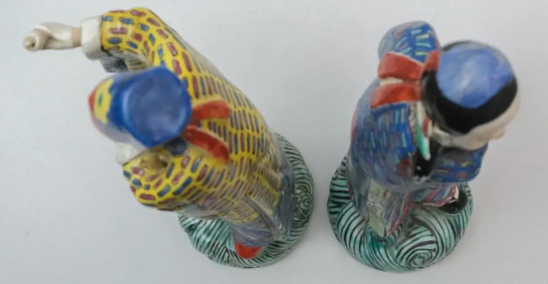 Pair of Colorful Chinese Porcelain Gentlemen Scholars 19th Century - 8