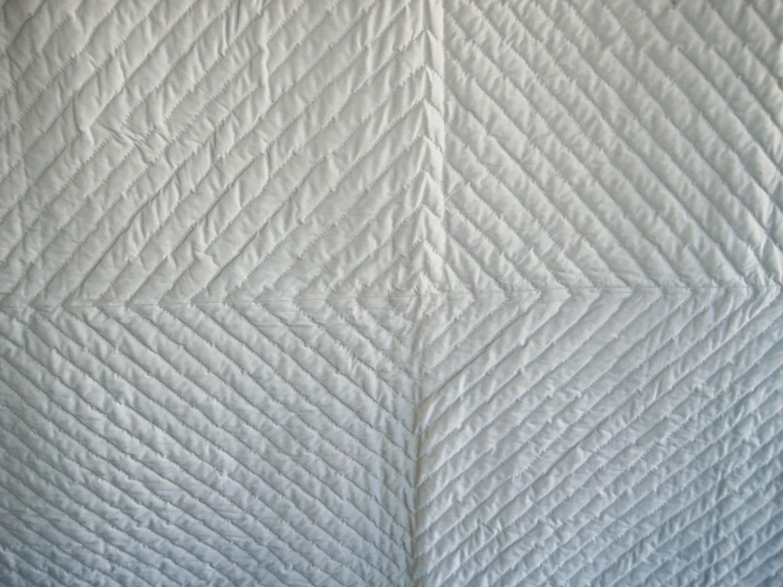 American Mid Century Modern Amish Diamond Design Quilt - 9
