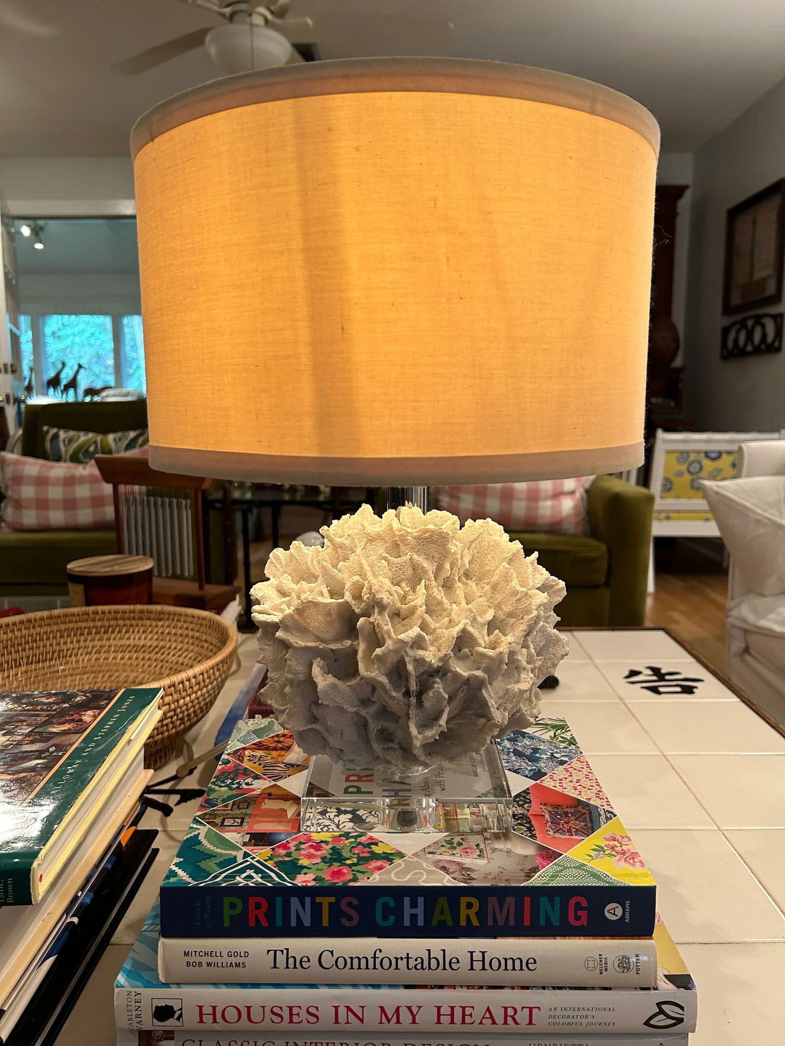 Contemporary Ribbon Coral and Lucite Table Lamp - 2