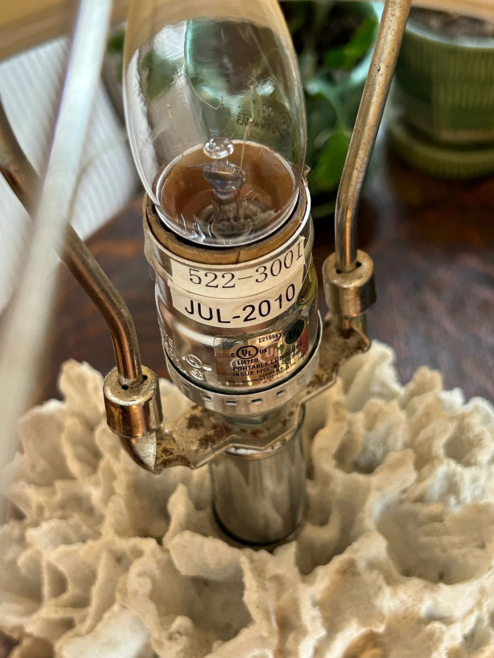 Contemporary Ribbon Coral and Lucite Table Lamp - 8