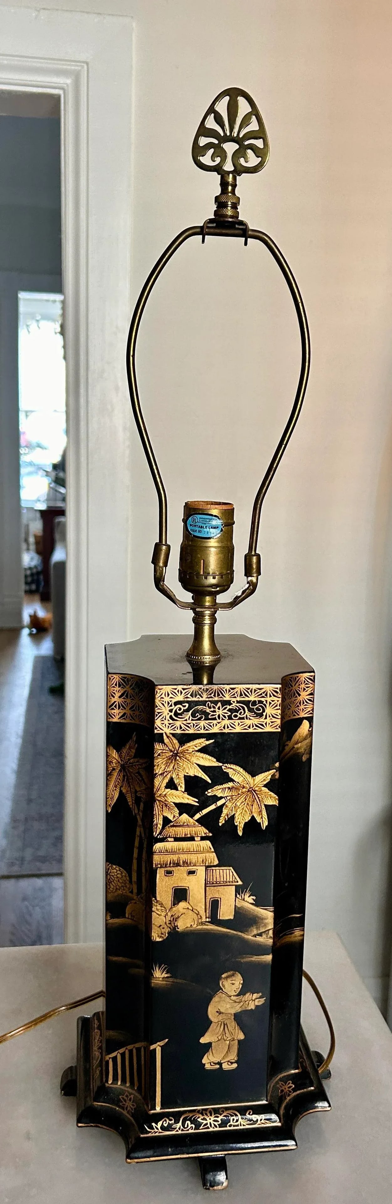 Vintage Black Lacquer and Gold Chinoiserie Table Lamp and Shade - 2