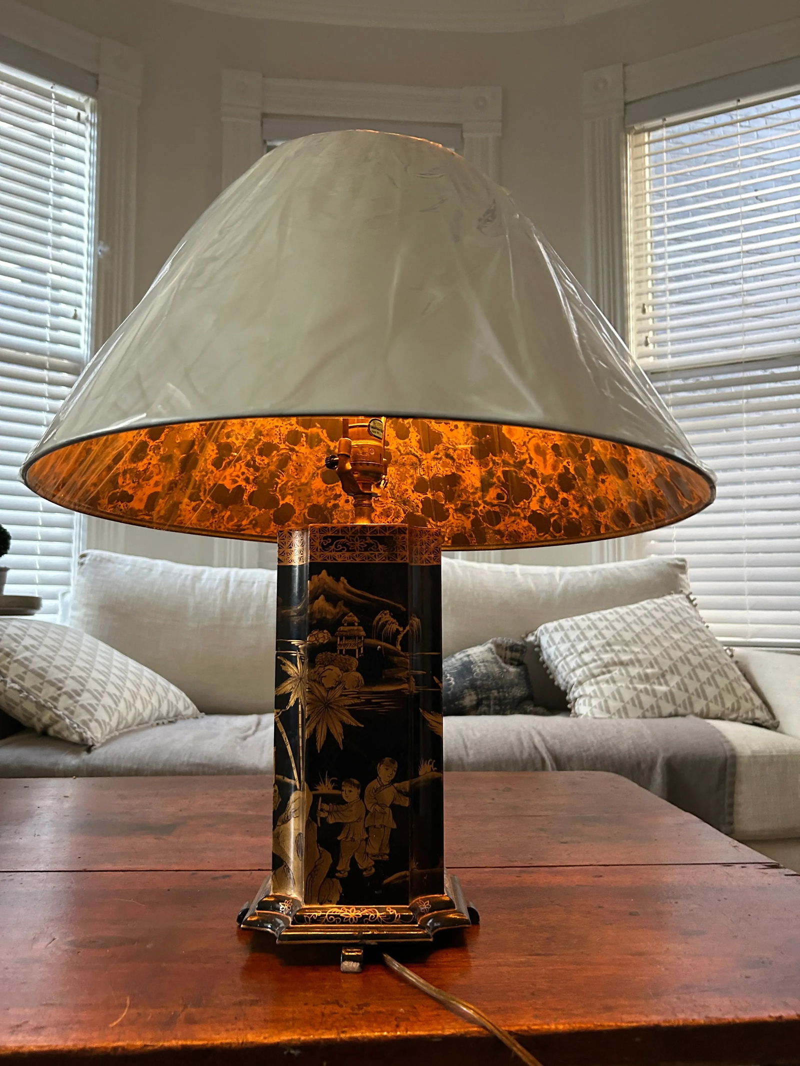 Vintage Black Lacquer and Gold Chinoiserie Table Lamp and Shade - 4