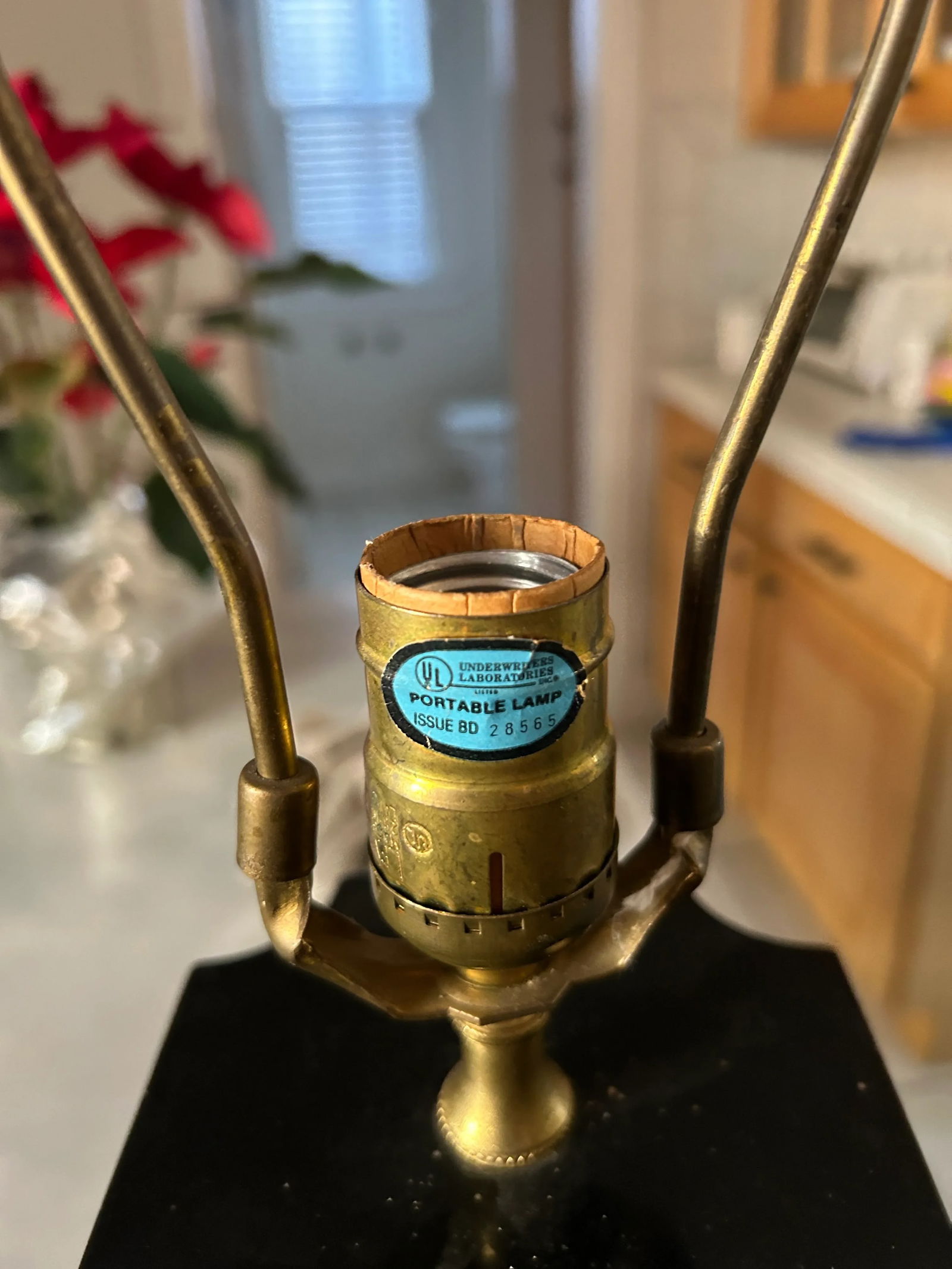 Vintage Black Lacquer and Gold Chinoiserie Table Lamp and Shade - 7