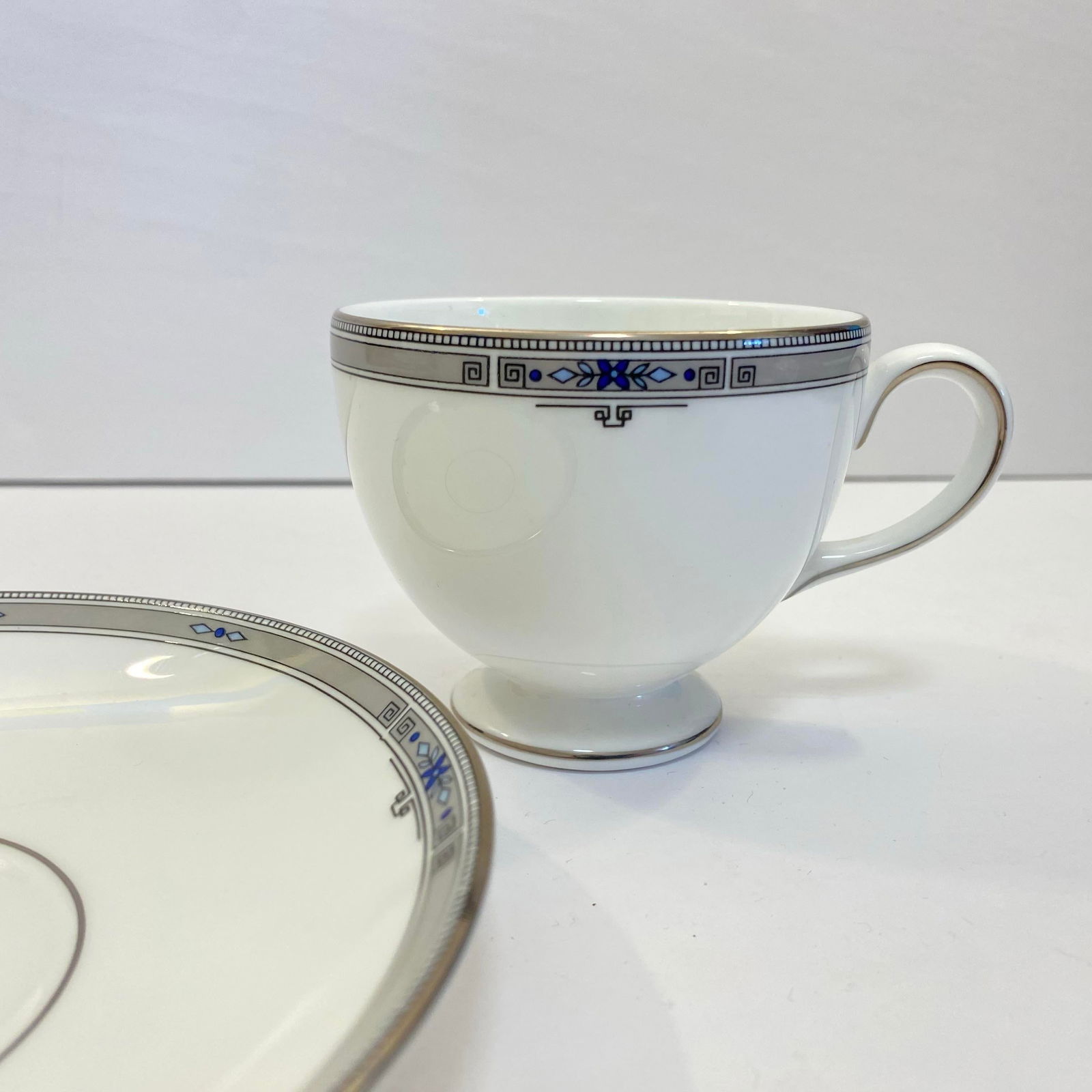 1980s Wedgwood Amherst Teacups and Saucers - Set of 5 - 2