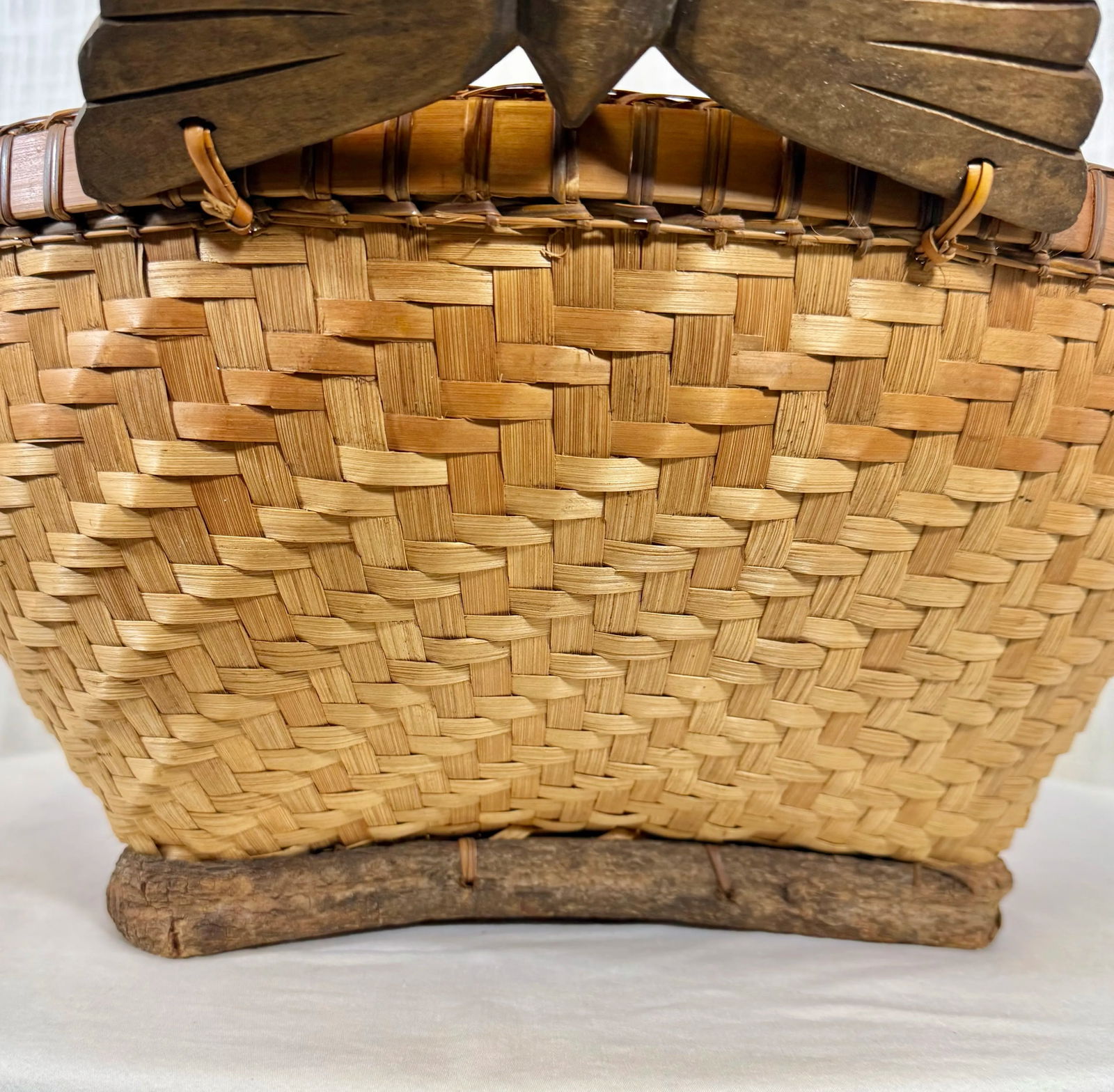 Vintage Monumental Hand-Woven Splint Wood Quatrefoil Shaped Basket With Carved Eagle Handles - 7