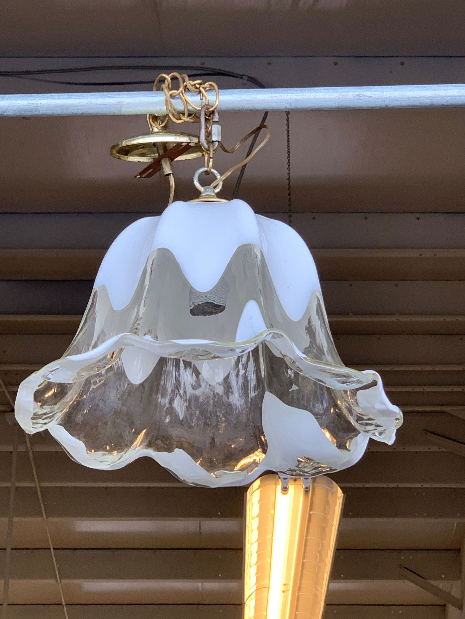 1970s Murano Style Glass Tulip Pendant Lamp With Ribbon Fluted Edges - 3