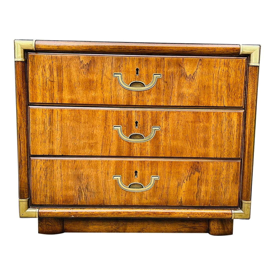 Mid Century Drexel Accolade Walnut and Brass Campaign Style Nightstand or Side Table: 1980s Mid-Century Drexel Campaign Style Nightstand or End Table in Walnut – Accolade Collection Discover the timeless elegance of this 1980s Mid-Century Drexel Campaign Style Nightstand or End T