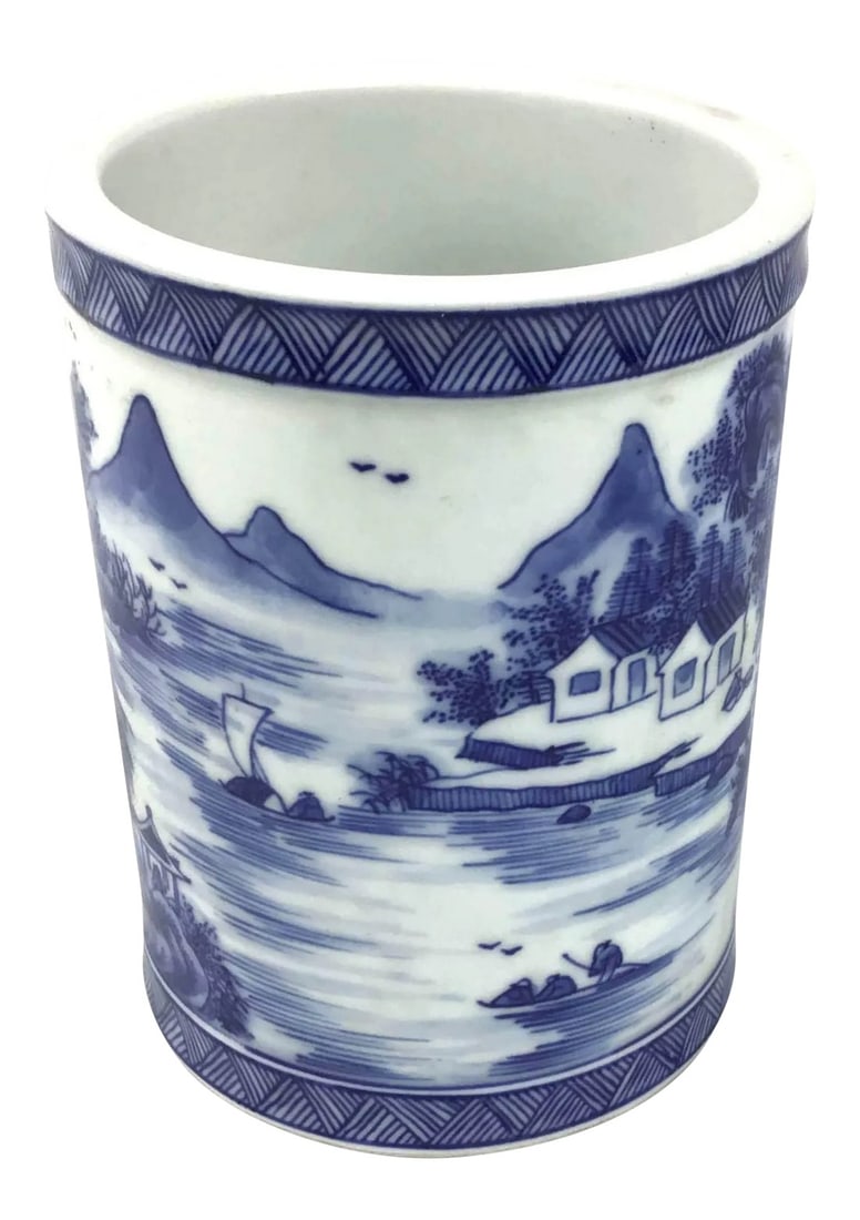 Antique Chinese Porcelain Brush Pot: An original work of art for the emperor of China during the Qing Dynasty. Intricate painting as shown in the photos. If you need more photos please don't hesitate to ask. These rare originals are