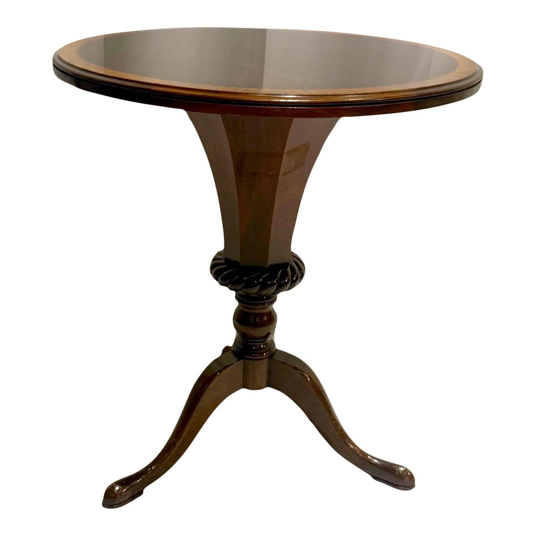 1930s Round Tilt-Top Table: NOTE: Delivery: Occasional delivery is available throughout the East Coast at competitive rates. Please inquire for availability and a quote. A stunning 1930s round tilt-top table with a refined cross