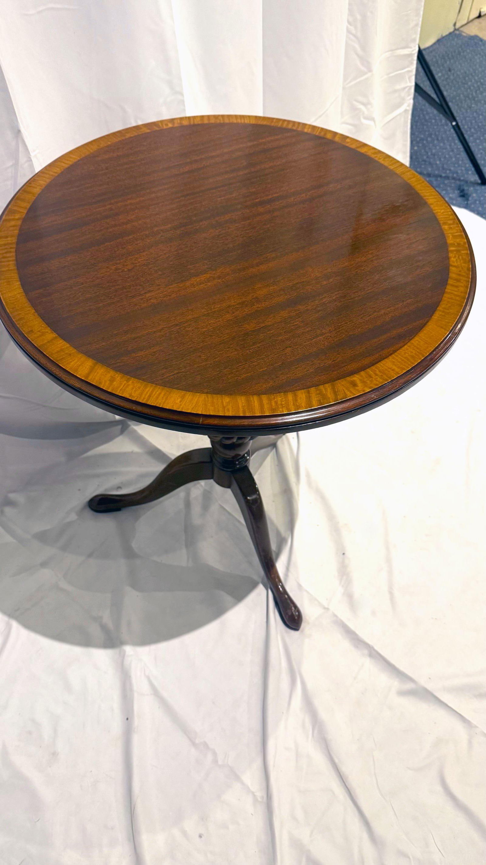 1930s Round Tilt-Top Table - 4