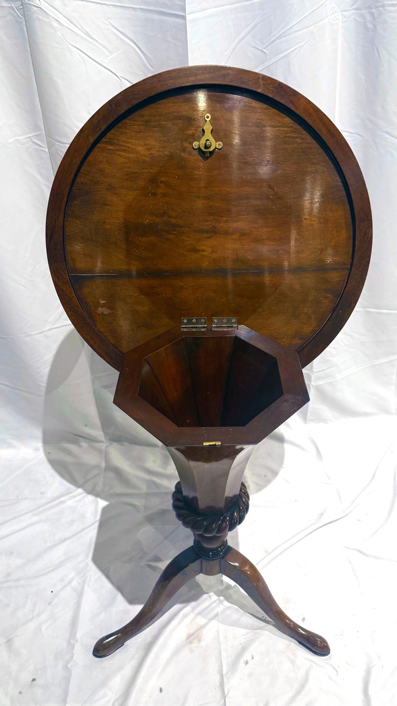 1930s Round Tilt-Top Table - 6