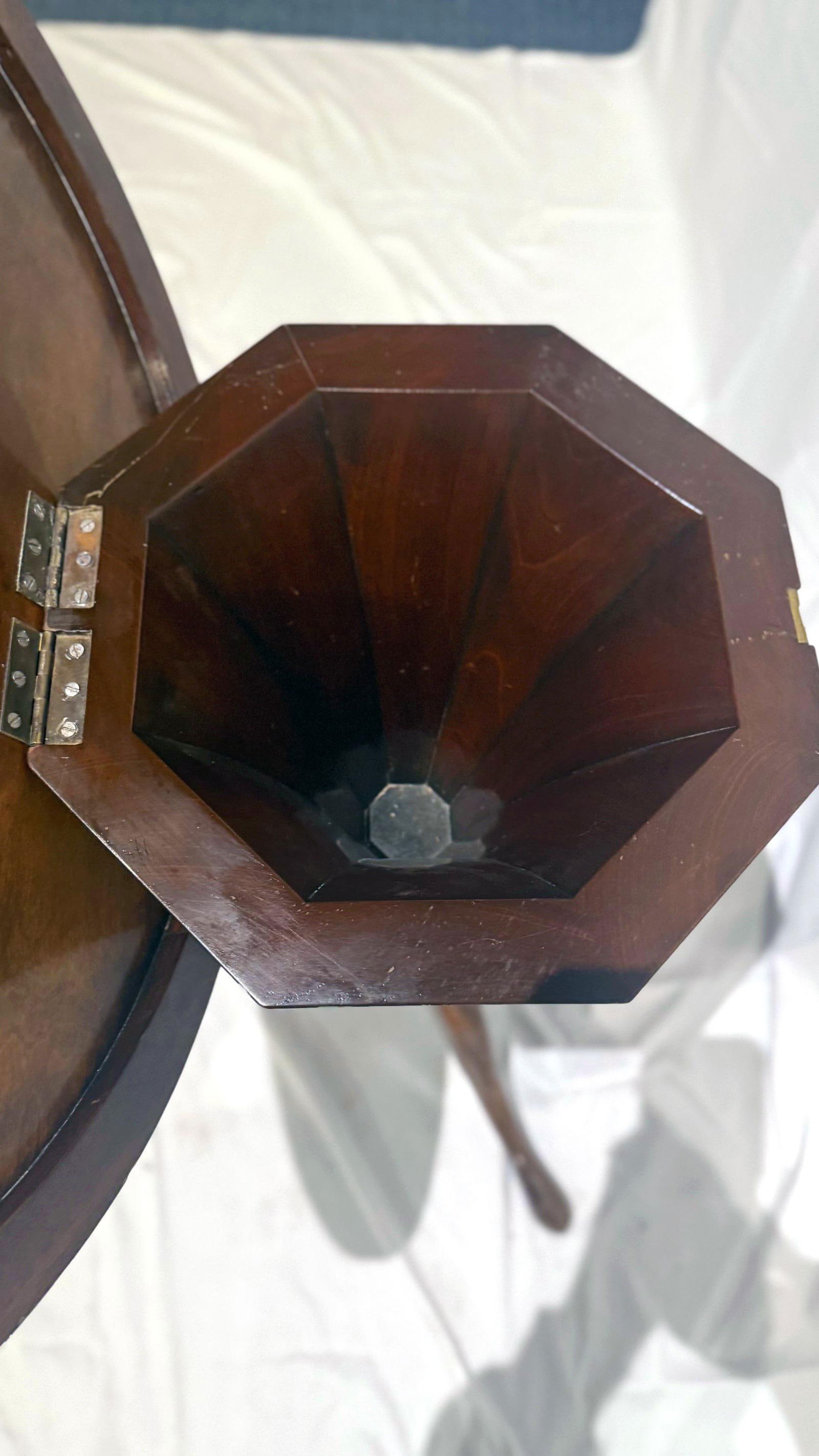 1930s Round Tilt-Top Table - 8