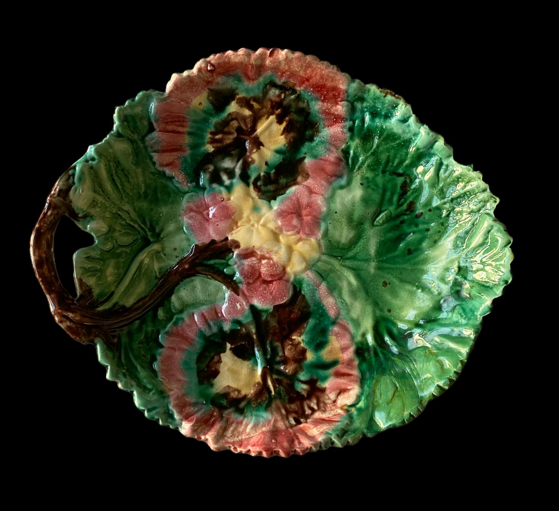 1880s Etruscan Floral Hydrangea Begonia Majolica Plate Attributed to Saint Amand - 3
