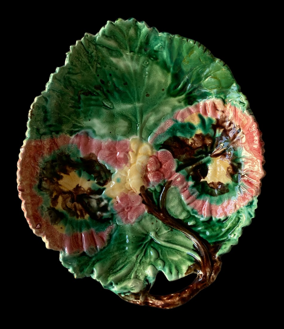 1880s Etruscan Floral Hydrangea Begonia Majolica Plate Attributed to Saint Amand - 4