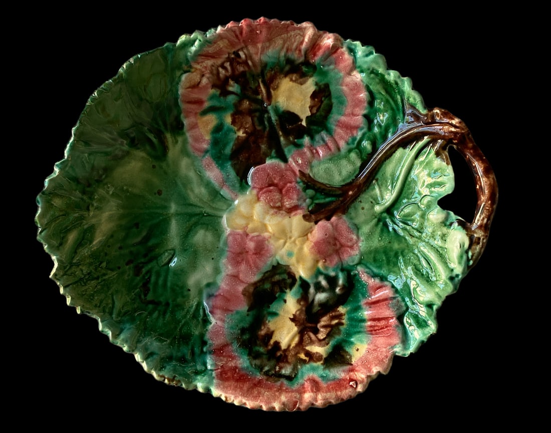 1880s Etruscan Floral Hydrangea Begonia Majolica Plate Attributed to Saint Amand - 5