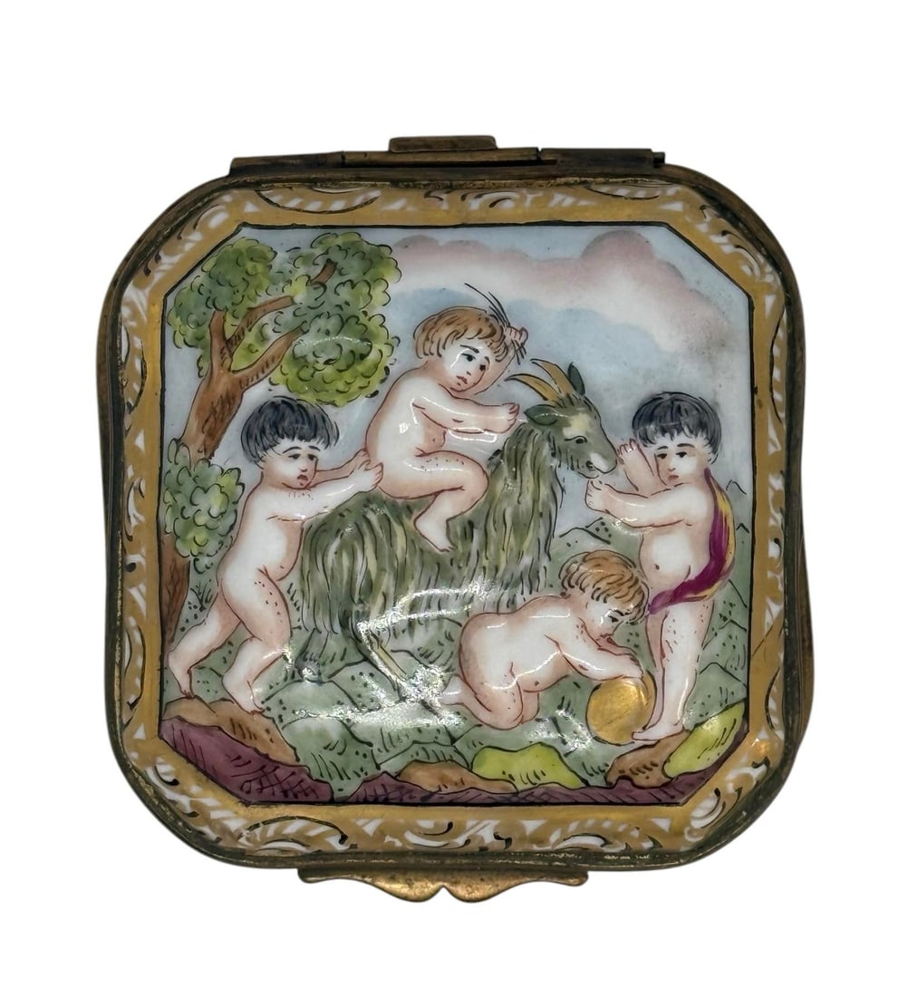 Late 19th Century Capodimonte Porcelain Hand-Painted Square Shape Trinket Box With Playing Cherubs D - 2