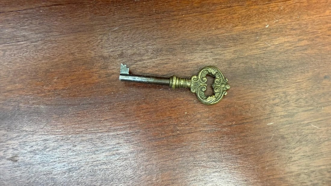 Early 20th Century French Louis XV Style Bombe Cabinet With Shaped Marble Top and Vernis Martin Styl - 10