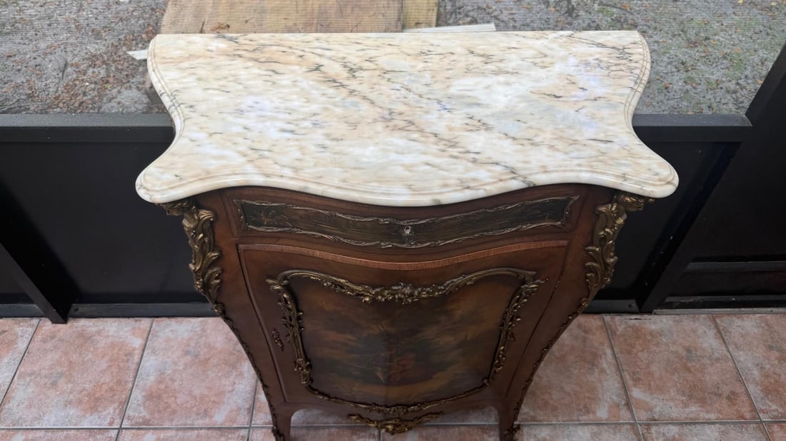 Early 20th Century French Louis XV Style Bombe Cabinet With Shaped Marble Top and Vernis Martin Styl - 5