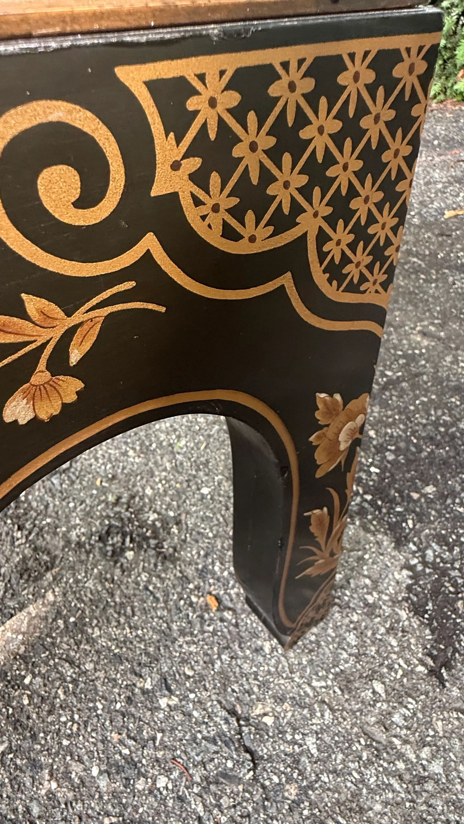 1980s Vintage Chinoiserie Octagonal Glass-Top Coffee Table With Floral Hand-Painting - 6