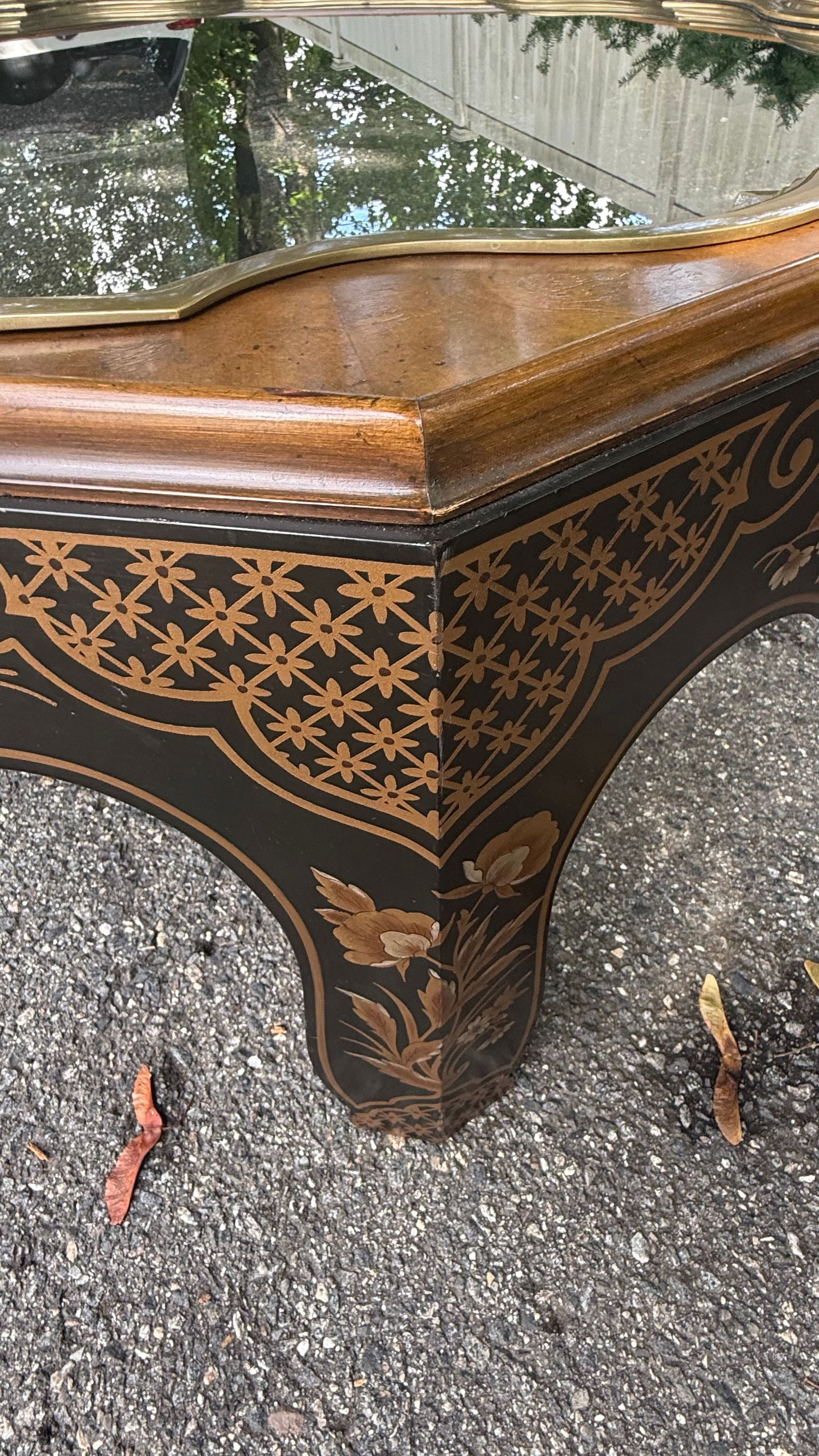 1980s Vintage Chinoiserie Octagonal Glass-Top Coffee Table With Floral Hand-Painting - 7