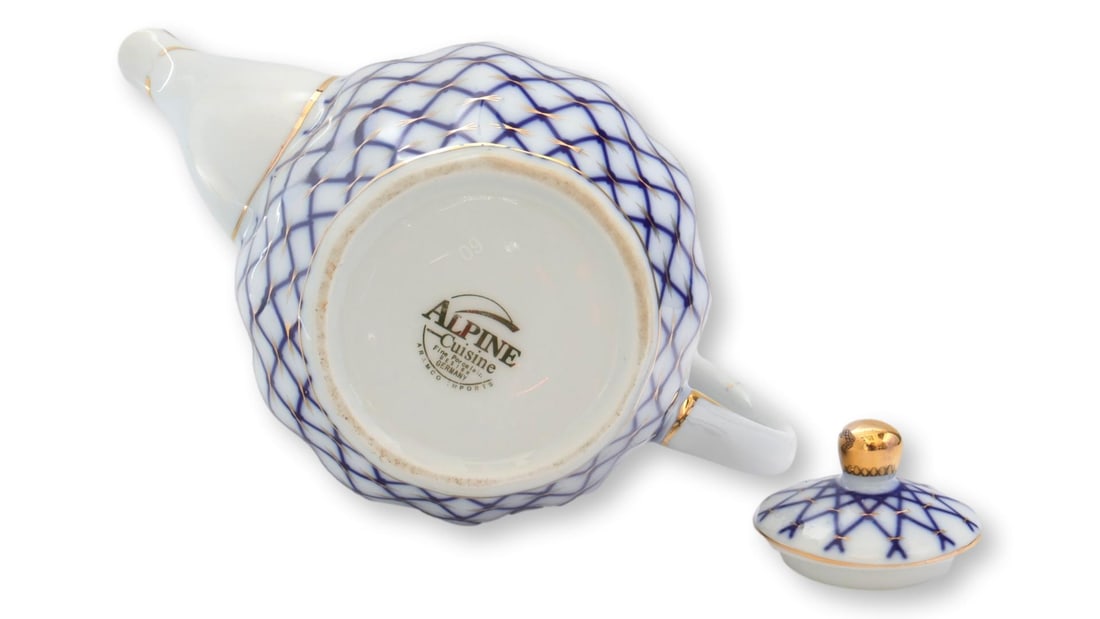 Porcelain 'Cobalt Net' Pattern Teapot - 5
