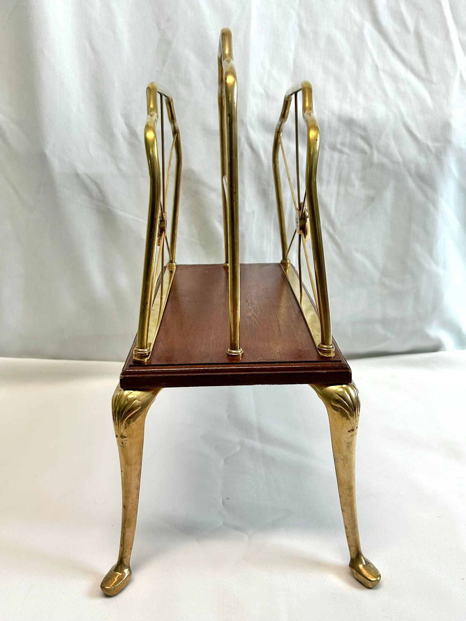 Mid 20th Century Hollywood Regency Brass Scallop Art Nouveau Magazine Rack - 4