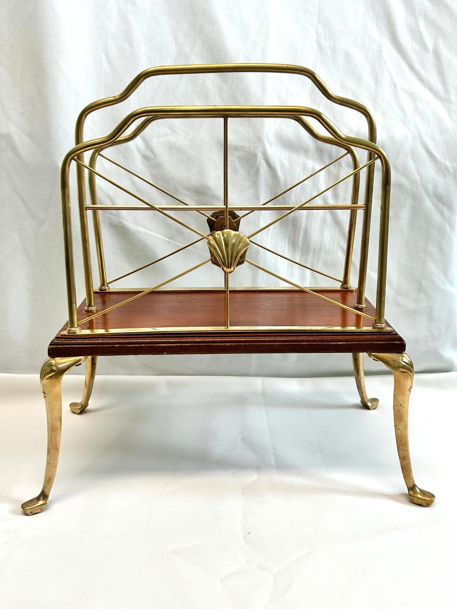 Mid 20th Century Hollywood Regency Brass Scallop Art Nouveau Magazine Rack - 5