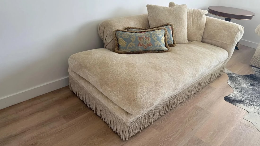 Kreiss Collection Right-Arm Chaise Lounge in Textured Damask Fabric - 2