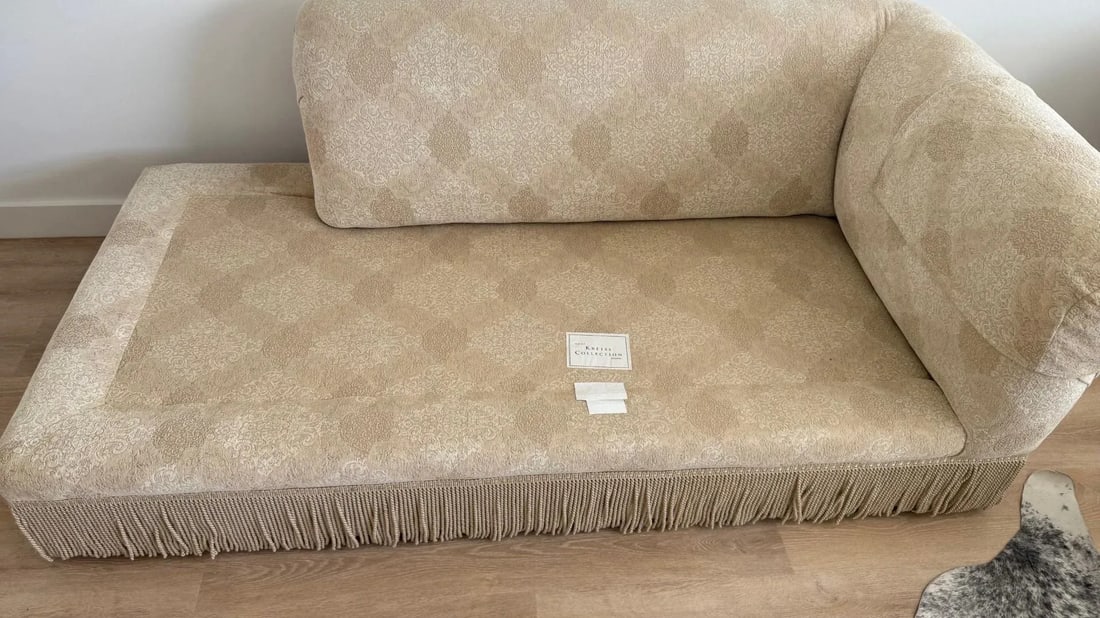 Kreiss Collection Right-Arm Chaise Lounge in Textured Damask Fabric - 4