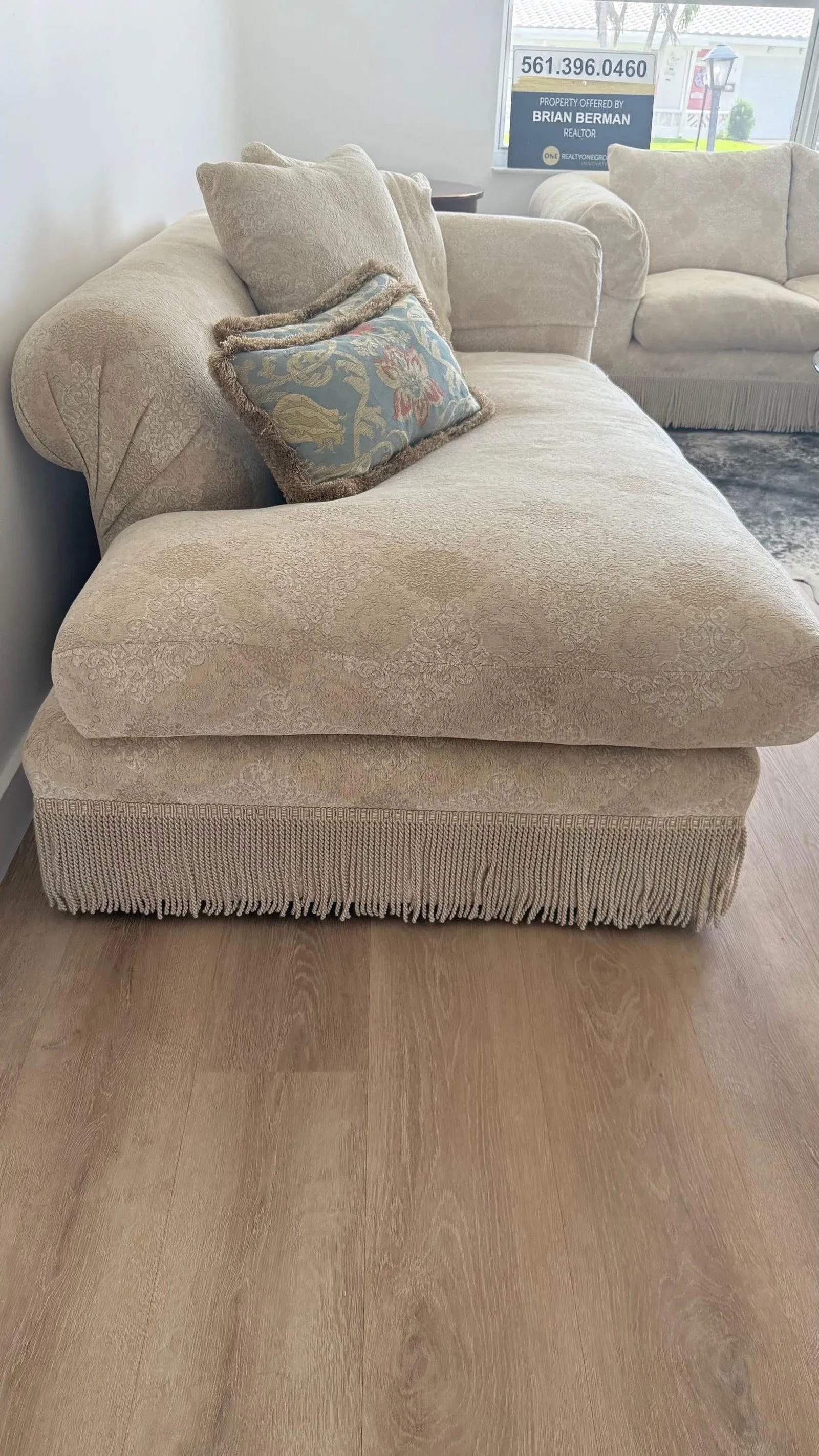 Kreiss Collection Right-Arm Chaise Lounge in Textured Damask Fabric - 5