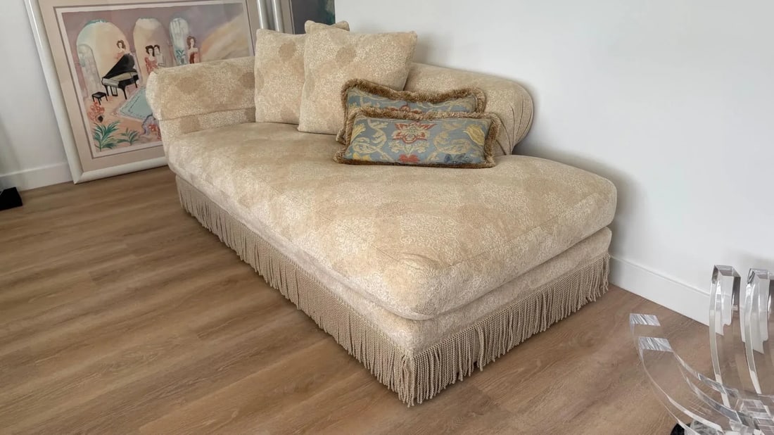 Kreiss Collection Right-Arm Chaise Lounge in Textured Damask Fabric - 2