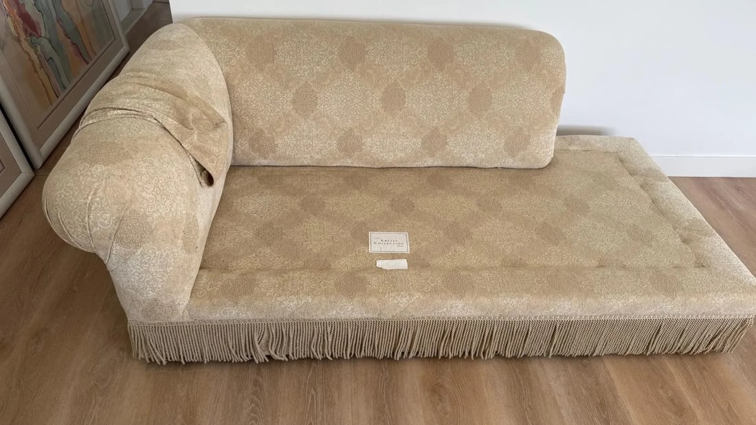 Kreiss Collection Right-Arm Chaise Lounge in Textured Damask Fabric - 6