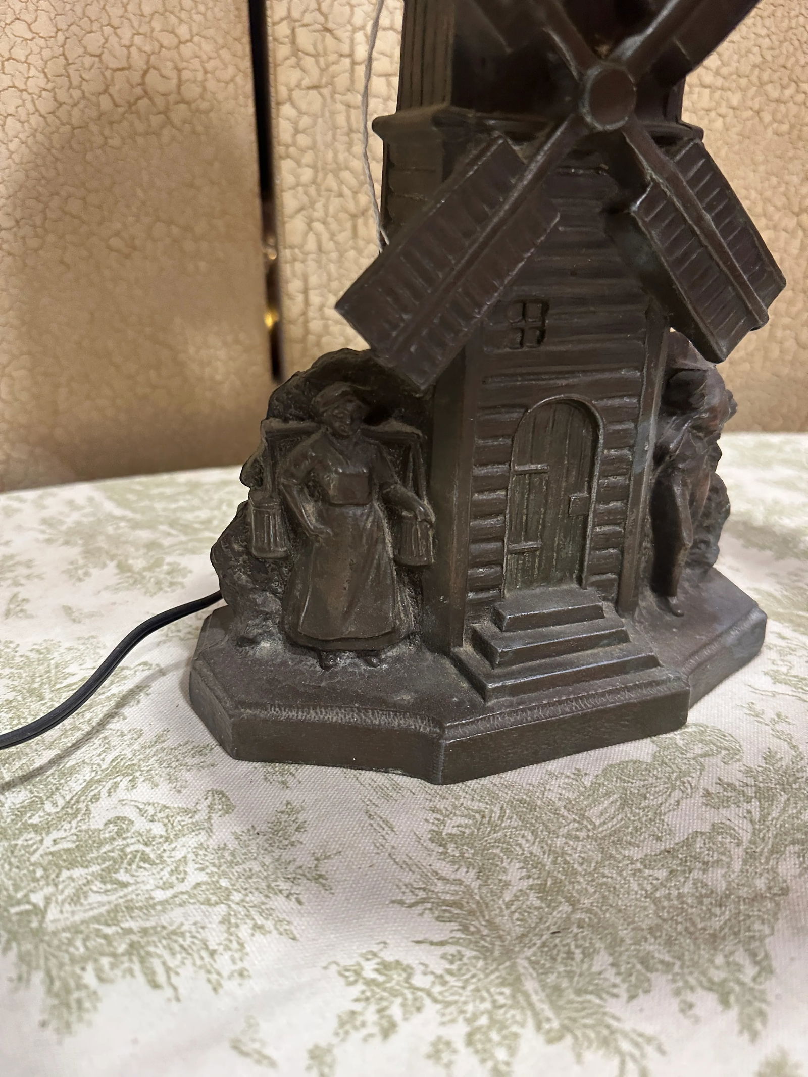 1970s Small Vintage Metal Windmill Style Lamp With Shade - 7