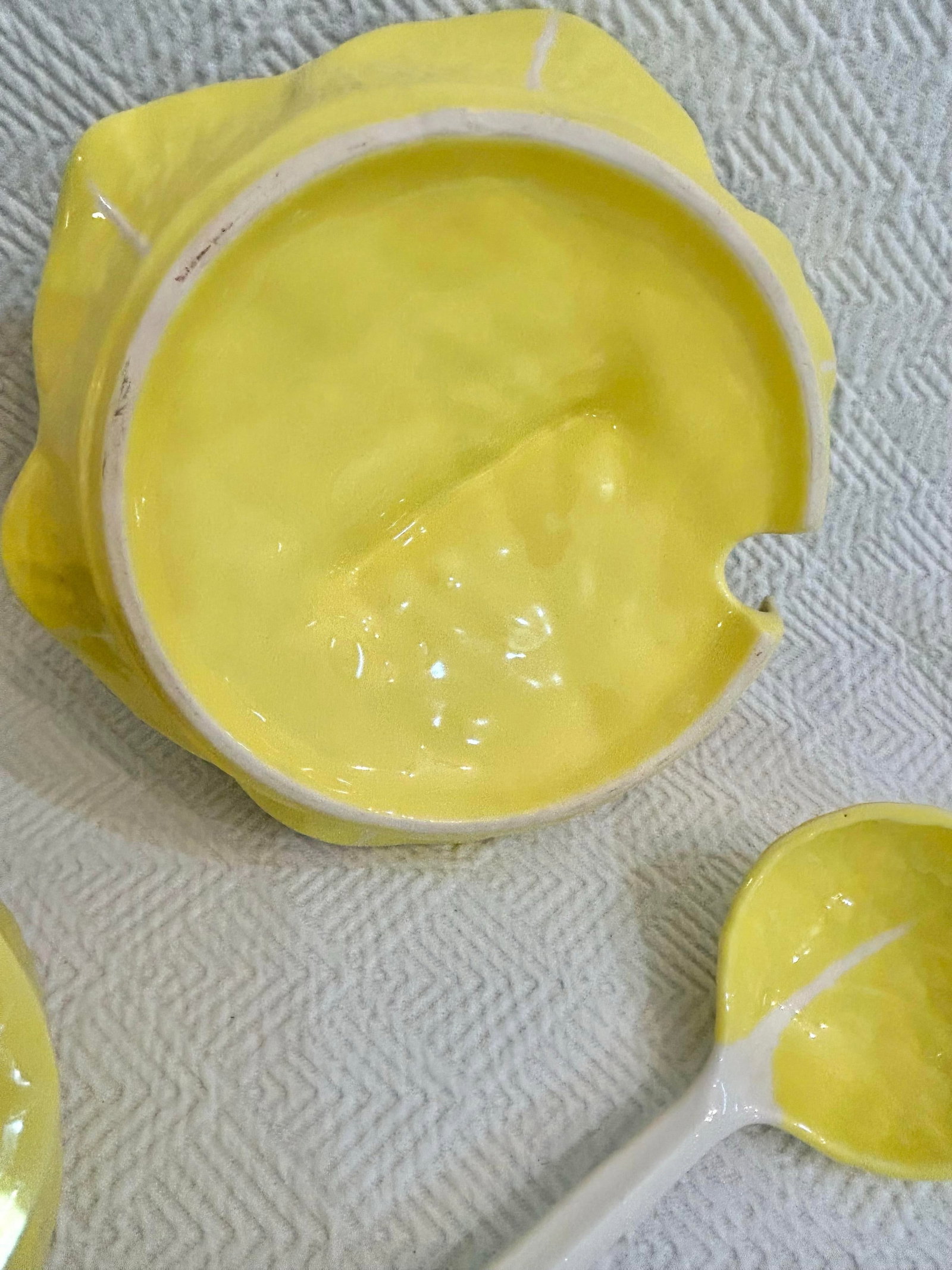 Mid 20th Century Large Yellow Majolica Cabbage Ware Tureen With Lid and Ladle - 3