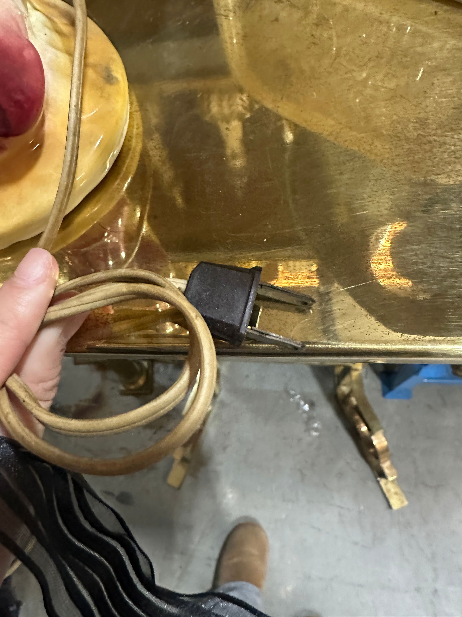 Vintage Ceramic Table Lamp of Two Asian Women With Pink and Yellow Accents - 5