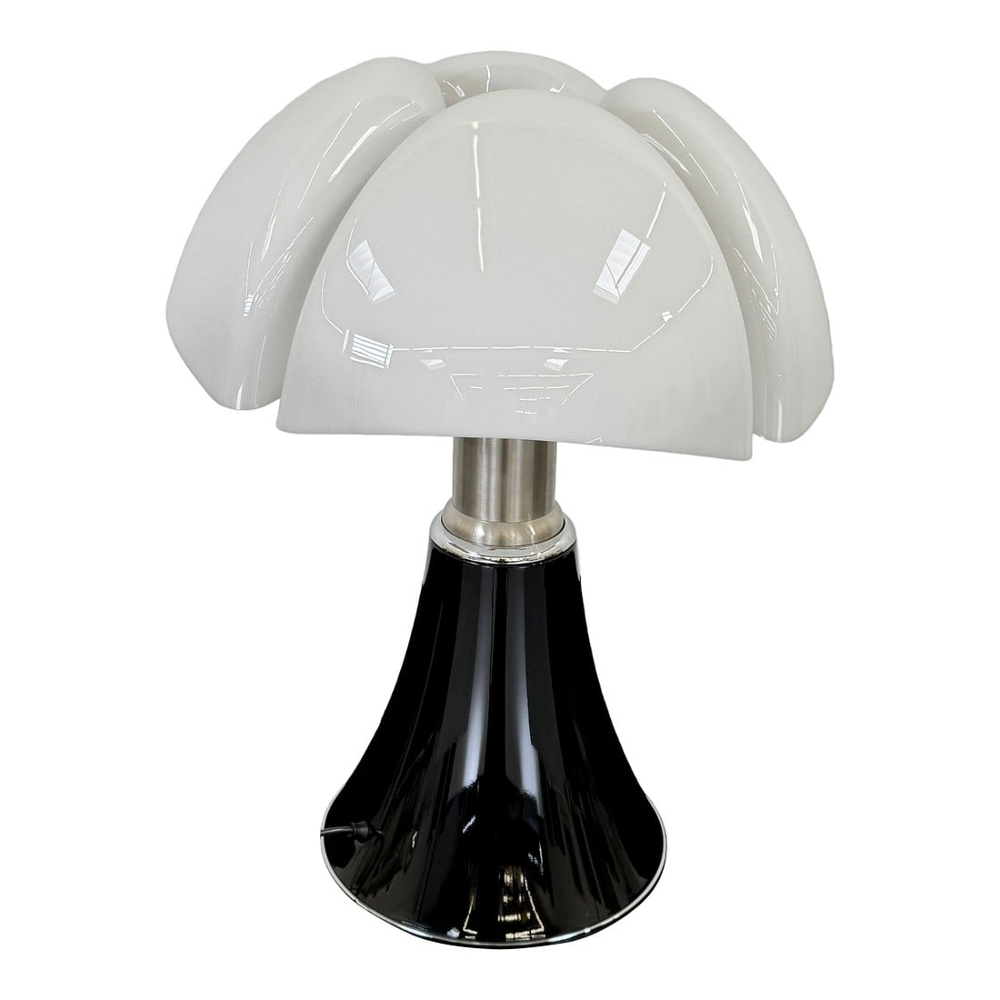 Martinelli Luce Pipistrello Table Lamp: The Martinelli Luce Pipistrello Table Lamp is an iconic design by Gaetana "Gae" Aulenti from 1965 that remains influential today. Featured in prestigious museums like Paris' Centre Pompidou and New