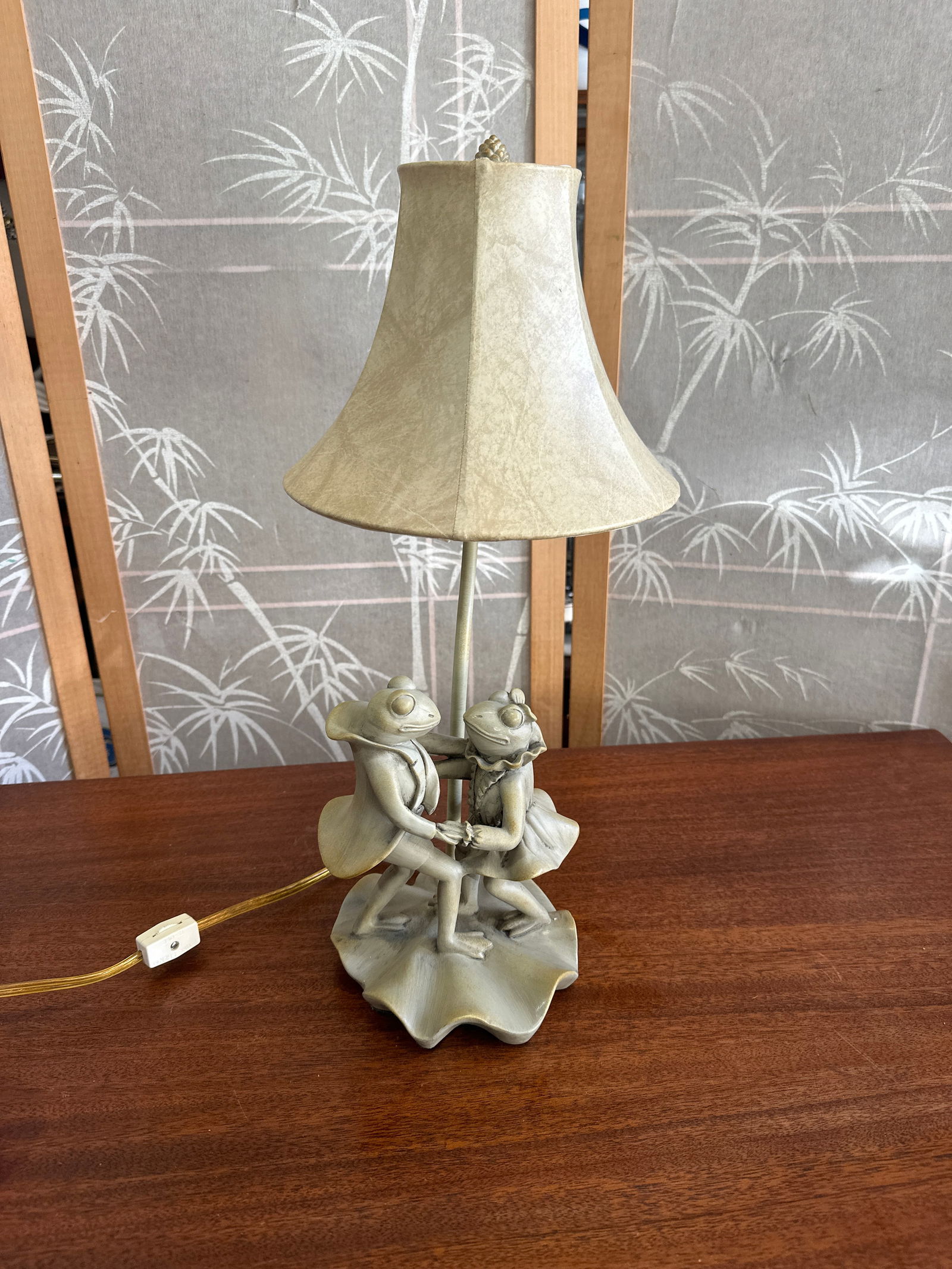 1970s Ceramic Vintage Dancing Frogs Table Lamp With Shade - 4