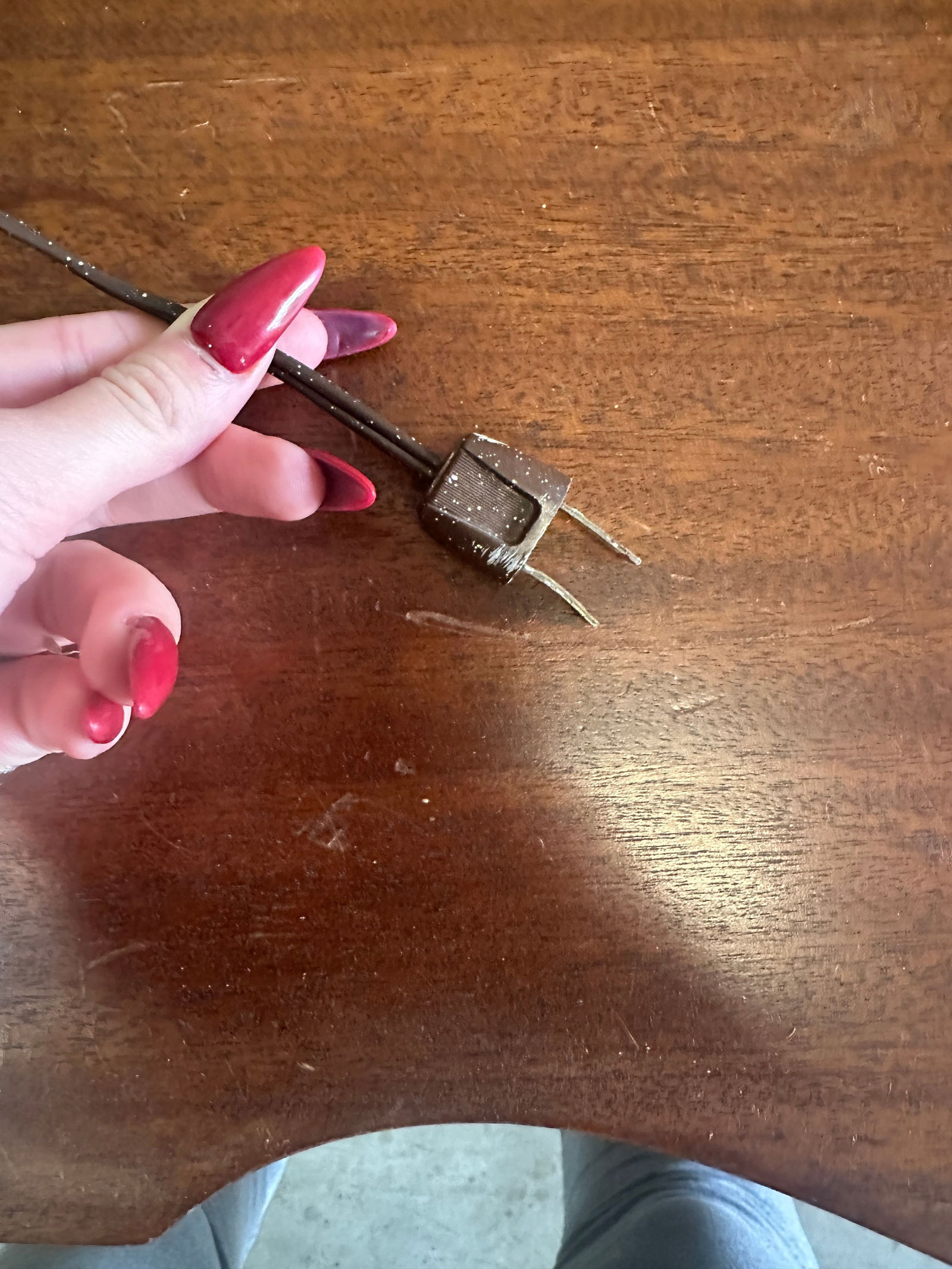 Vintage Brass and White Acanthus Table Lamp With Shade and Pineapple Details - 3
