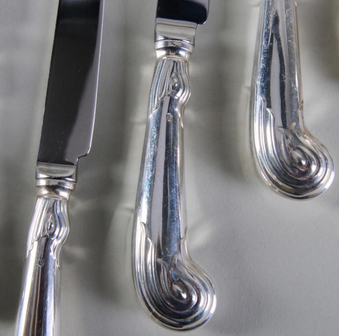 Late 20th Century Set of Thirteen Sterling Silver Elizabeth II Dinner Knives With Pistol Handles - 13