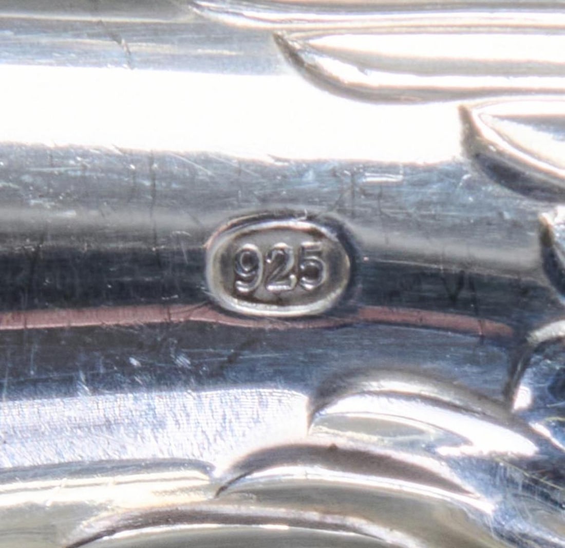 Late 20th Century Set of Thirteen Sterling Silver Elizabeth II Dinner Knives With Pistol Handles - 16