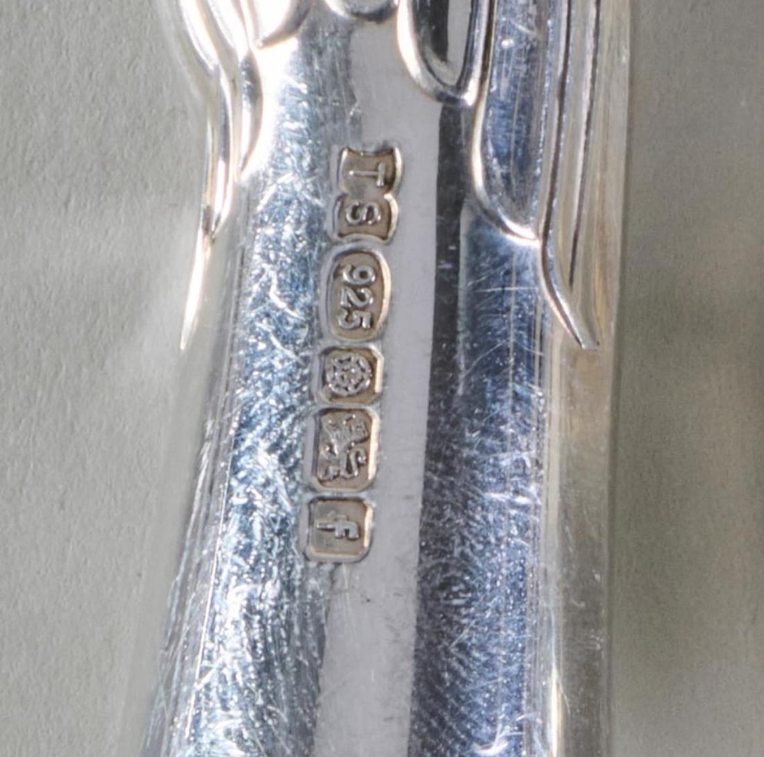 Late 20th Century Set of Thirteen Sterling Silver Elizabeth II Dinner Knives With Pistol Handles - 3