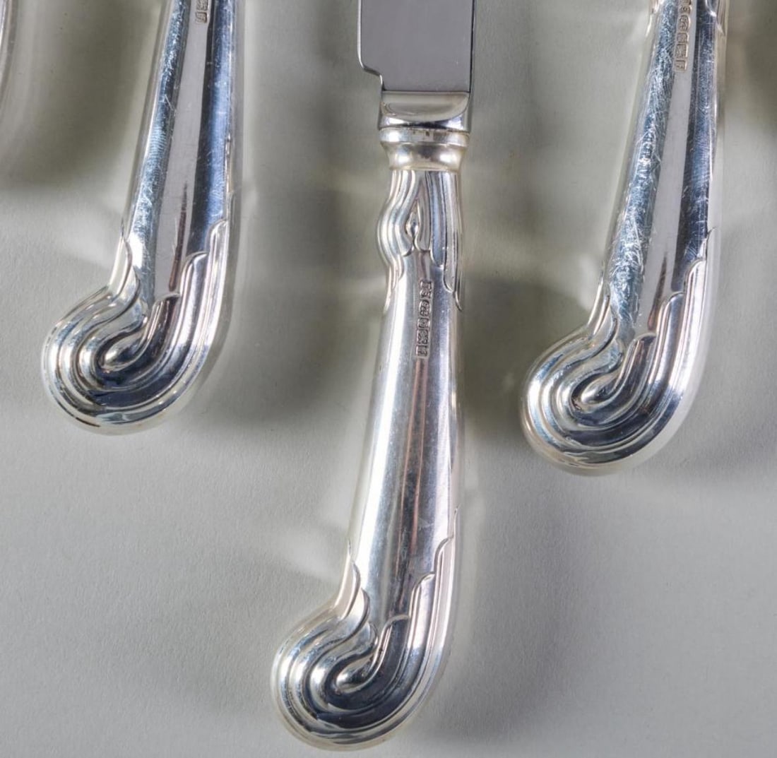 Late 20th Century Set of Thirteen Sterling Silver Elizabeth II Dinner Knives With Pistol Handles - 4