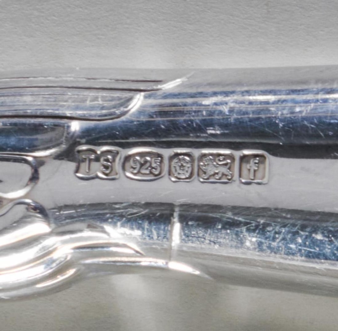 Late 20th Century Set of Thirteen Sterling Silver Elizabeth II Dinner Knives With Pistol Handles - 5