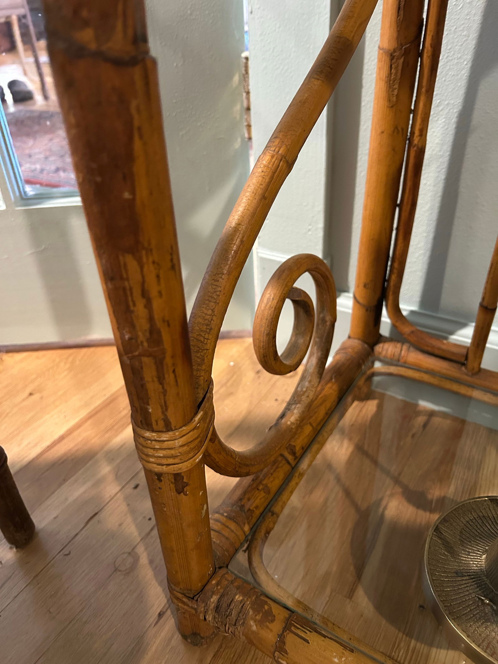 Mid 20th Century Vintage 4 Tier Chinoiserie Hollywood Regency Etagere or Bakers Rack With Glass Shel - 10